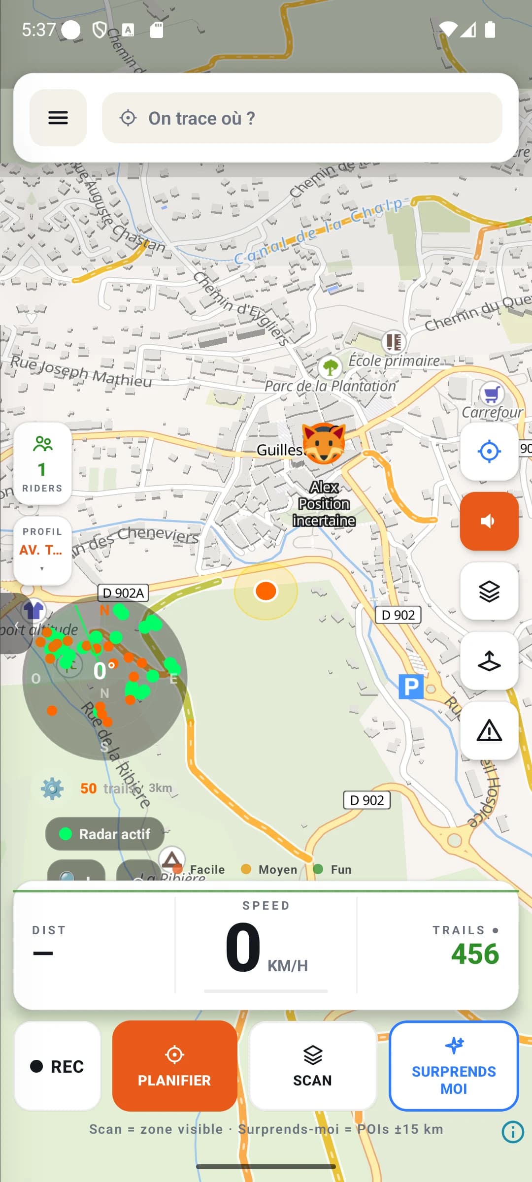 Mode exploration TrailNav — TrailRadar actif, trails colorés par FunScore (facile, moyen, fun) et 456 trails autour de Guillestre